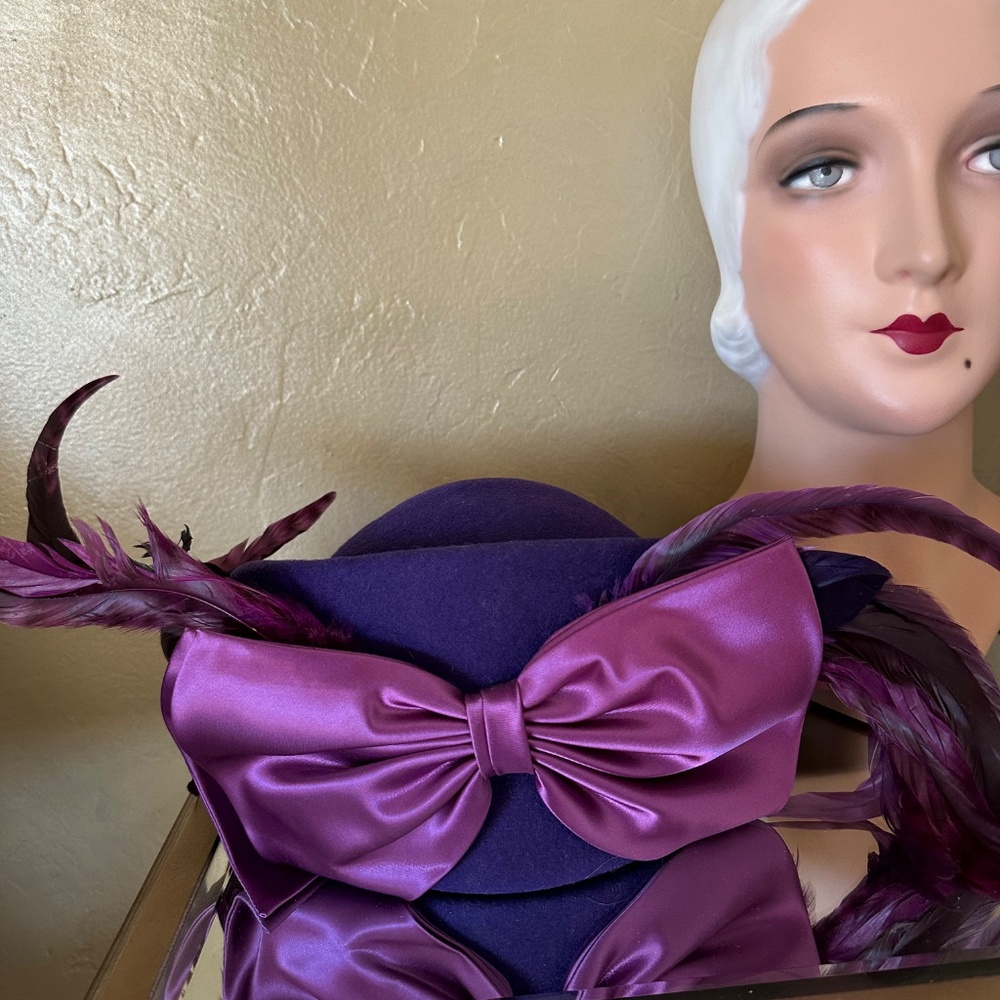 SMASHING 70s' BLUISH PURPLE HAT WITH LONG FEATHERS + LAVENDER FABRIC BOW AT BACK - Picture 11 of 14